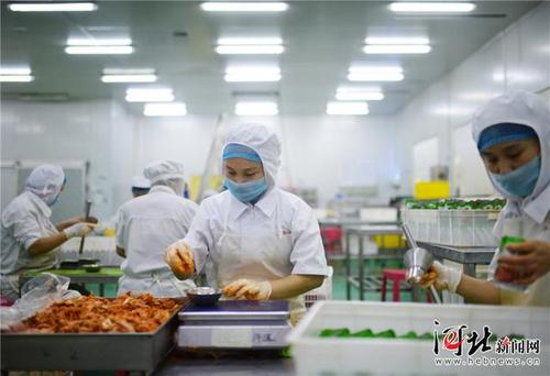 近日,位于隆尧县的河北凤韩食品生产车间内,工人正在分装